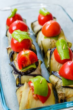 Köfteli ve Çeri Domatesli Türk İslim Köfte Kebabı