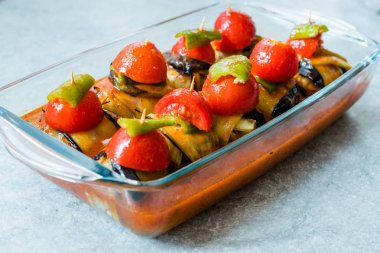 Patlıcana Sarılmış Köfteli ve Çeri Domatesli Islim Köfte Kebabı / Patlıcan Dilimleri.