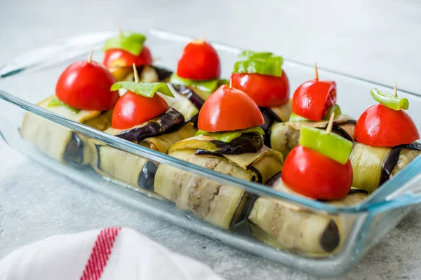 Turecký kebab, karbanátky a třešňová rajčata zabalená do Baklažů/lilek. — Stock fotografie