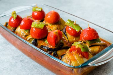 Patlıcana Sarılmış Köfteli ve Çeri Domatesli Islim Köfte Kebabı / Patlıcan Dilimleri.