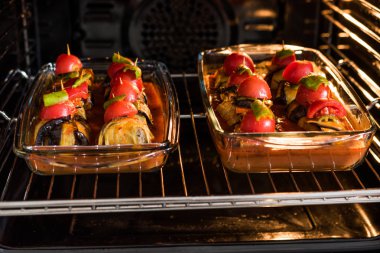 Fırında Tepside Patlıcana Sarılmış Köfte li ve Çeri Domatesli Islim Köfte Kebabı. 