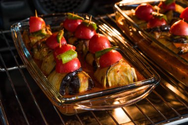 Fırında Tepside Patlıcana Sarılmış Köfte li ve Çeri Domatesli Islim Köfte Kebabı. 