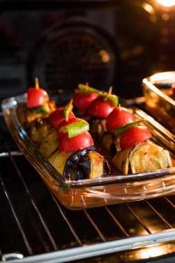 Fırında Tepside Patlıcana Sarılmış Köfte li ve Çeri Domatesli Türk İslim Köfte Kebabı. 