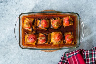 Patlıcana Sarılmış Köfteli ve Çeri Domatesli Islim Köfte Kebabı / Patlıcan Dilimleri. 