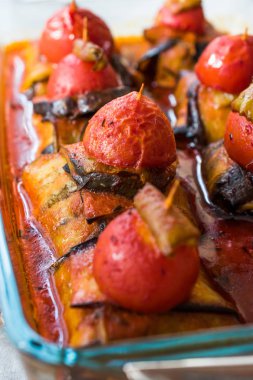 Patlıcana Sarılmış Köfteli ve Çeri Domatesli Islim Köfte Kebabı / Patlıcan Dilimleri. 