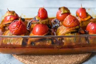 Patlıcana Sarılmış Köfteli ve Çeri Domatesli Islim Köfte Kebabı / Patlıcan Dilimleri. 