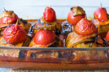 Patlıcana Sarılmış Köfteli ve Çeri Domatesli Islim Köfte Kebabı / Patlıcan Dilimleri. 