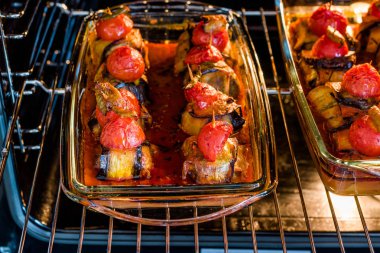 Fırında Tepside Patlıcana Sarılmış Köfte li ve Çeri Domatesli Türk İslim Köfte Kebabı.