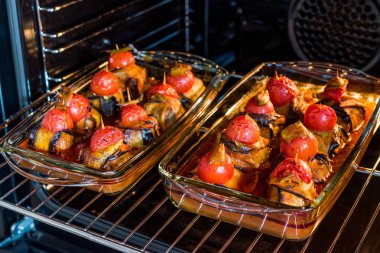 Fırında Tepside Patlıcana Sarılmış Köfte li ve Çeri Domatesli Türk İslim Köfte Kebabı. 