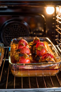 Fırında Tepside Patlıcana Sarılmış Köfte li ve Çeri Domatesli Islim Köfte Kebabı.