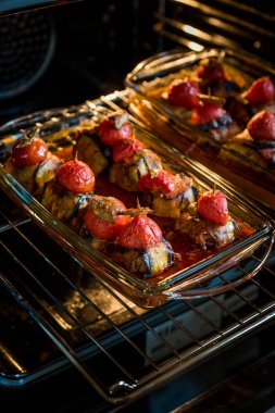 Fırında Tepside Patlıcana Sarılmış Köfte li ve Çeri Domatesli Islim Köfte Kebabı.