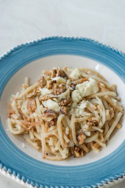 Türk Ev Yapımı Erişte / Peynirli ve Cevizli Eriste.