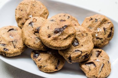 Hindistan Cevizi ve Badem Unu Ile Yapılan Paleo Çikolatalı Kurabiye 