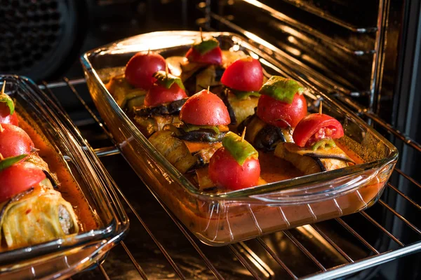 Τουρκικό σουβλάκι με κεφτεδάκια και ντομάτες τυλιγμένα σε μελιτζάνες/αγκινάρες φέτες στο δίσκο φούρνου. — Φωτογραφία Αρχείου