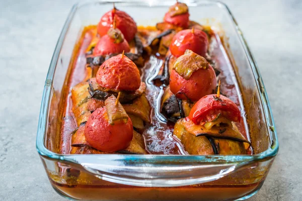 Turecký kebab, karbanátky a třešňová rajčata zabalená do Baklažů/lilek. — Stock fotografie