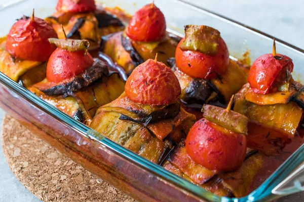 Turkisk Islim Kofte Kebab med köttbullar och körsbärstomater insvept i auberginer/aubergine skivor. — Stockfoto