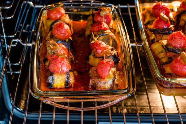 Fırında Tepside Patlıcana Sarılmış Köfte li ve Çeri Domatesli Türk İslim Köfte Kebabı.