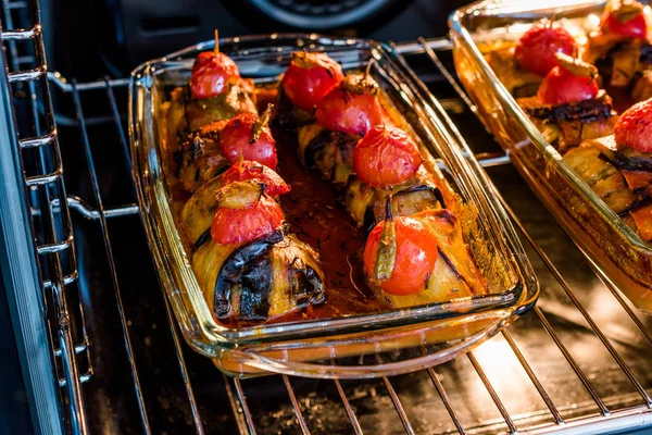 Fırında Tepside Patlıcana Sarılmış Köfte li ve Çeri Domatesli Türk İslim Köfte Kebabı. 