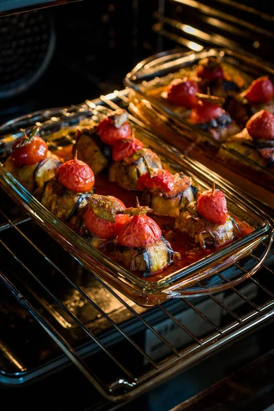 Fırında Tepside Patlıcana Sarılmış Köfte li ve Çeri Domatesli Islim Köfte Kebabı.