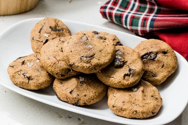 Paleo Chocolate Chip koekjes gemaakt met kokos en amandelmeel op bakplaat/papier. — Stockfoto