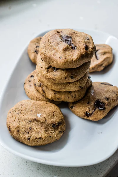 Paleo Chocolate chip cookies gjorda med kokos och mandel mjöl — Stockfoto