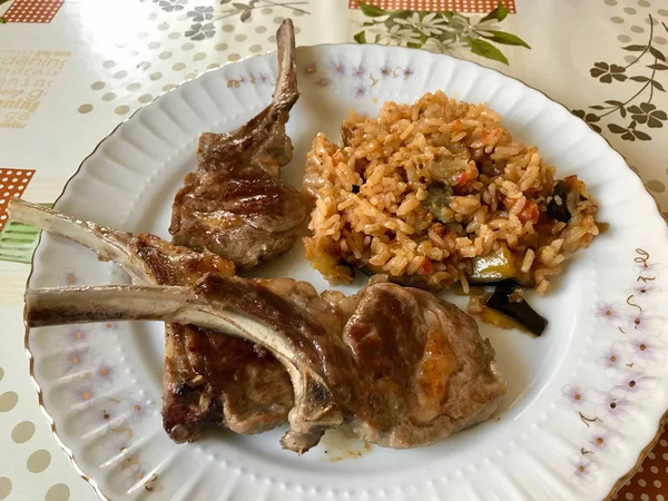 Costoletta di agnello fatta in casa con riso alle melanzane Pilav / Pilaf . — Foto Stock