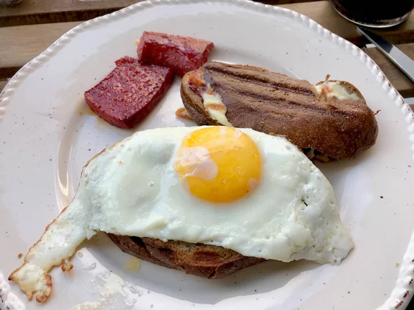 Sandwich turco tostato con uovo fritto e sucuk — Foto Stock