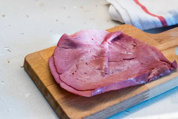 Geschnittener Schinken geräuchertes Fleisch Scheiben von Kalbskeule. — Stockfoto