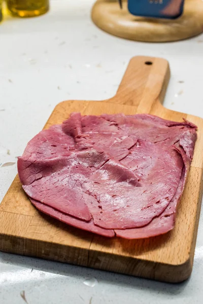 Affettato prosciutto affumicato fette di carne dalla coscia di vitello . — Foto Stock