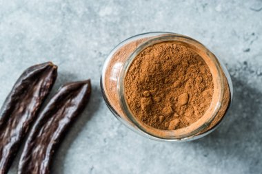 Kavanozda Kullanıma Hazır Keçiboynuzu Tozu ve Podlar.