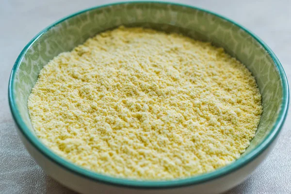 Dry Organic Corn Meal Flour in Ceramic Bowl. — Stock Photo, Image