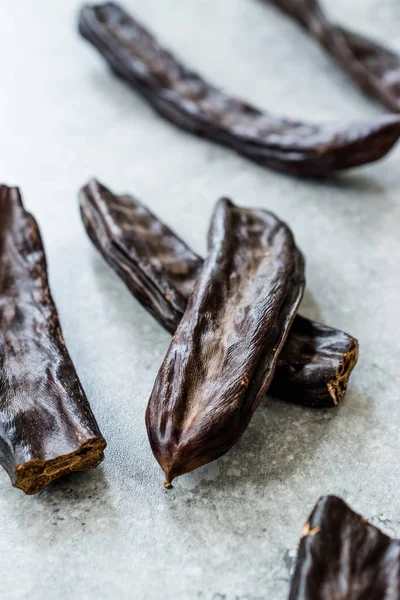 Carob pods/Ceratonia siliqua klaar om te eten. — Stockfoto