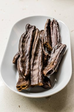 Olgun Keçiboynuzu Pods Tabak Hazır Yemeye Hazır.