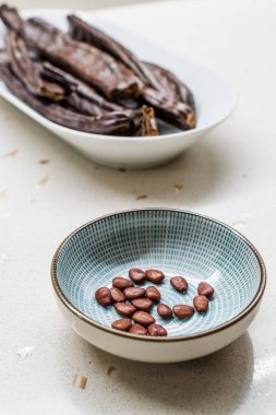 Keçiboynuzu Tohumu ve Bakla Karat / Çekirge Fasulye kullanıma hazır.