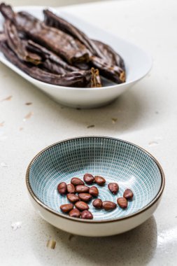 Keçiboynuzu Tohumu ve Bakla Karat / Çekirge Fasulye kullanıma hazır.