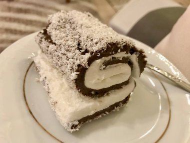 Türk tatlı Saray Sarma / çikolatalı puding krema ve Hindistan cevizi tozu ile. 