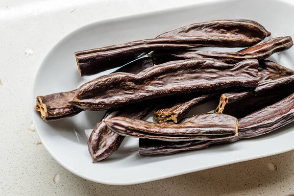 Rijpe johannesbrood Potigen in plaat klaar om te eten. — Stockfoto