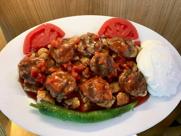 Comida falsa Meatball Iskender Kebab Fuera del restaurante en Estambul, Turquía. Comida irreal . —  Fotos de Stock