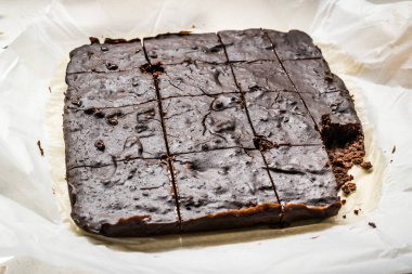 Keçiboynuzu Tozu Unlu Çikolatalı Brownie Kek.