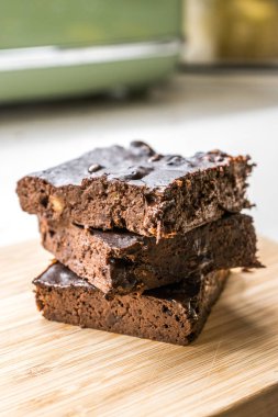 Keçiboynuzu Tozu Unlu Çikolatalı Brownie Kek.