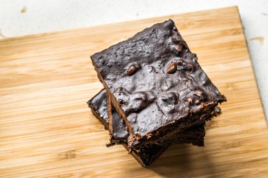 Keçiboynuzu Tozu Unlu Çikolatalı Brownie Kek.