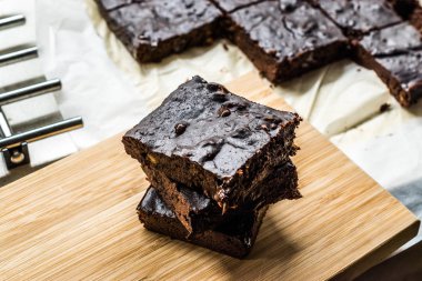 Keçiboynuzu Tozu Unlu Çikolatalı Brownie Kek.