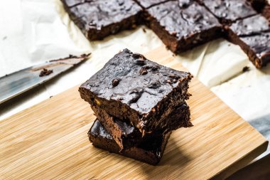 Keçiboynuzu Tozu Unlu Çikolatalı Brownie Kek.
