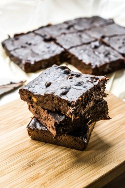 Keçiboynuzu Tozu Unlu Çikolatalı Brownie Kek.
