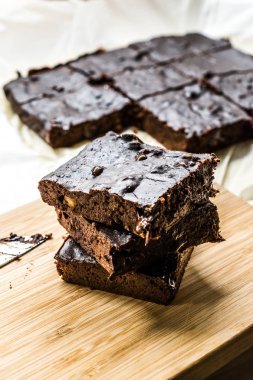 Keçiboynuzu Tozu Unlu Çikolatalı Brownie Kek.