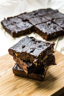 Keçiboynuzu Tozu Unlu Çikolatalı Brownie Kek.