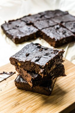 Keçiboynuzu Tozu Unlu Çikolatalı Brownie Kek.