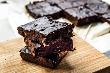 Keçiboynuzu Tozu Unlu Çikolatalı Brownie Kek.