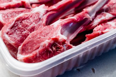 Plastik Paket / Kutu veya Konteyner Çiğ Kanlı Kuzu Pirzola Et