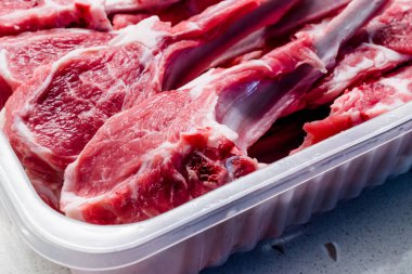 Plastik Paket / Kutu veya Konteyner Çiğ Kanlı Kuzu Pirzola Et